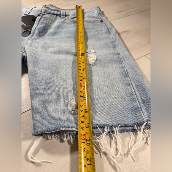 NWT Levi’s Premium 502 Women High Rise ‘90s Style Shorts Size 28 - Picture 13 of 16